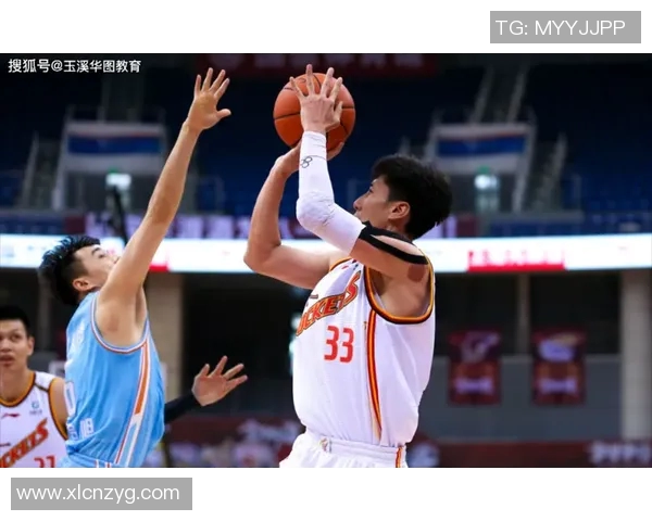 2018年八一队与新疆队激战回顾：篮球场上的激情与荣耀对决